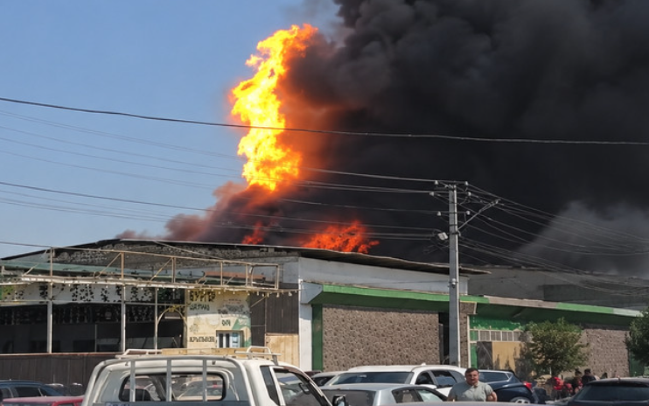 Qırğızıstanda fabrik yandı